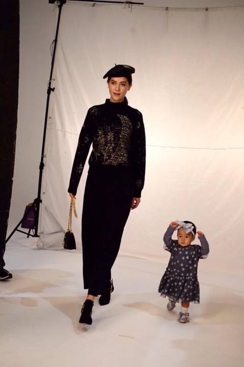 มารีญา จูงมือ น้องเป่าเปา ถ่ายแบบ มารีญา จูงมือ น้องเป่าเปา ถ่ายแบบ