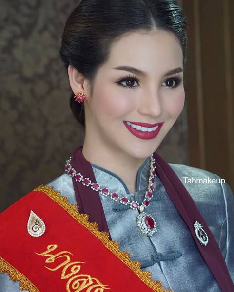 จูลี่ The Face 3 มาในลุค นางสงกรานต์พระประแดง สวยแจ่ม งามอย่างไทย จูลี่ The Face 3 มาในลุค นางสงกรานต์พระประแดง สวยแจ่ม งามอย่างไทย