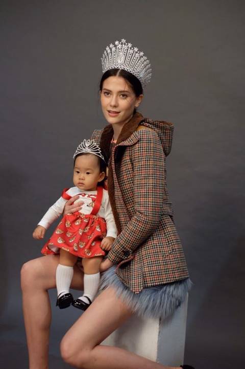 มารีญา จูงมือ น้องเป่าเปา ถ่ายแบบ มารีญา จูงมือ น้องเป่าเปา ถ่ายแบบ