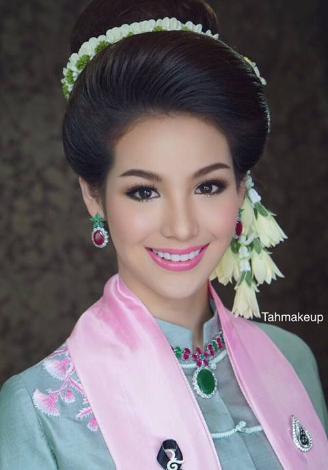 จูลี่ The Face 3 มาในลุค นางสงกรานต์พระประแดง สวยแจ่ม งามอย่างไทย จูลี่ The Face 3 มาในลุค นางสงกรานต์พระประแดง สวยแจ่ม งามอย่างไทย