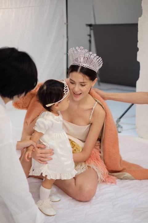 มารีญา จูงมือ น้องเป่าเปา ถ่ายแบบ มารีญา จูงมือ น้องเป่าเปา ถ่ายแบบ