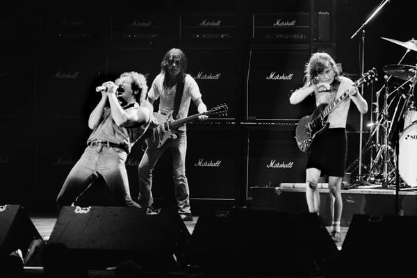ยัง มือกีตาร์ AC/DC ยัง มือกีตาร์ AC/DC