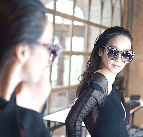 กรุแม่แตก !! อั้ม พัชราภา ขนแบรนด์เนมเลหลัง ถูกสุด ๆ แค่ 300 ทำห้างแทบแตก กรุแม่แตก !! อั้ม พัชราภา ขนแบรนด์เนมเลหลัง ถูกสุด ๆ แค่ 300 ทำห้างแทบแตก