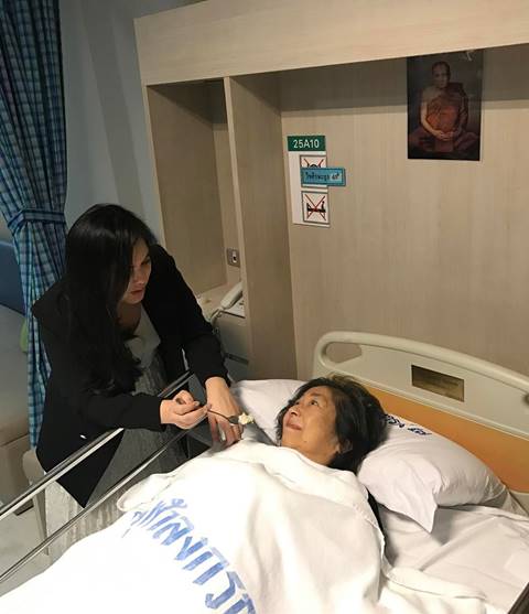 เหนื่อยแค่ไหนก็ยอม โบ-แบม ทำหน้าที่ลูกที่ดี ช่วยกันดูแลเมื่อคุณแม่ป่วย เหนื่อยแค่ไหนก็ยอม โบ-แบม ทำหน้าที่ลูกที่ดี ช่วยกันดูแลเมื่อคุณแม่ป่วย