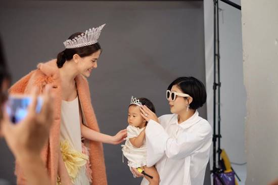 มารีญา จูงมือ น้องเป่าเปา ถ่ายแบบ มารีญา จูงมือ น้องเป่าเปา ถ่ายแบบ