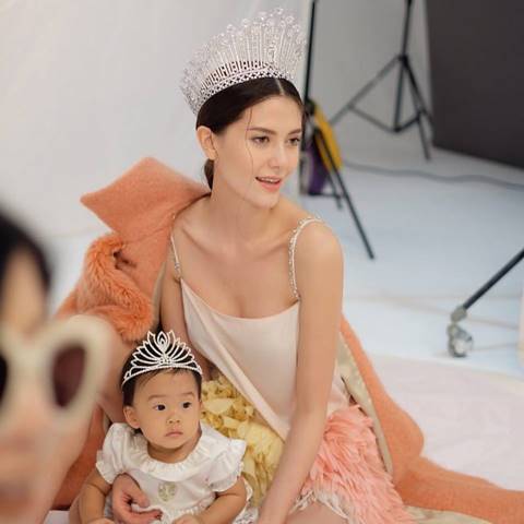 มารีญา จูงมือ น้องเป่าเปา ถ่ายแบบ มารีญา จูงมือ น้องเป่าเปา ถ่ายแบบ