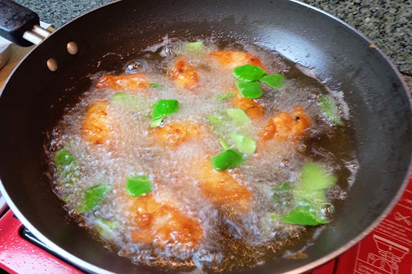 ปีกไก่ทอดพริกแกง ปีกไก่ทอดพริกแกง