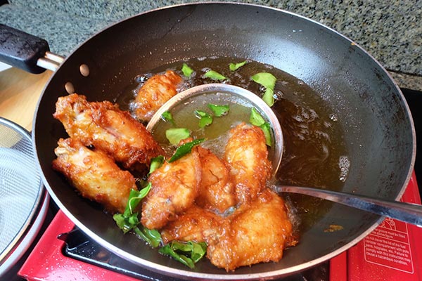 ปีกไก่ทอดพริกแกง ปีกไก่ทอดพริกแกง