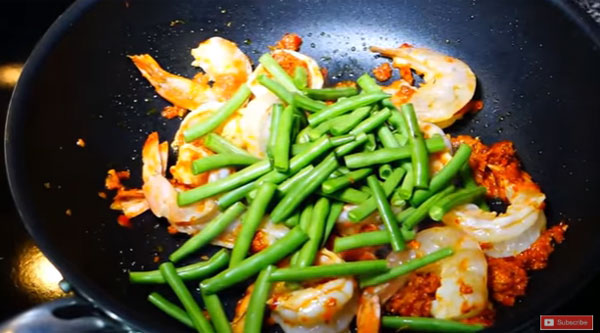 กุ้งผัดพริกแกง กุ้งผัดพริกแกง