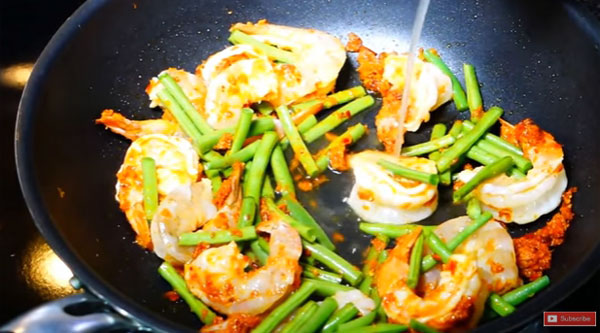 กุ้งผัดพริกแกง กุ้งผัดพริกแกง