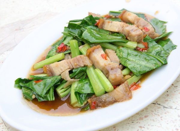 คะน้าหมูกรอบ คะน้าหมูกรอบ