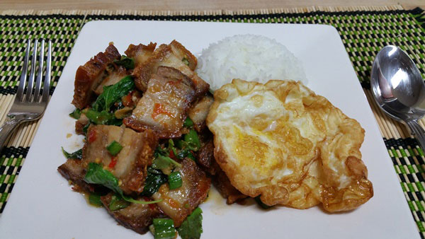 ผัดกะเพราหมูกรอบไข่ดาว ผัดกะเพราหมูกรอบไข่ดาว