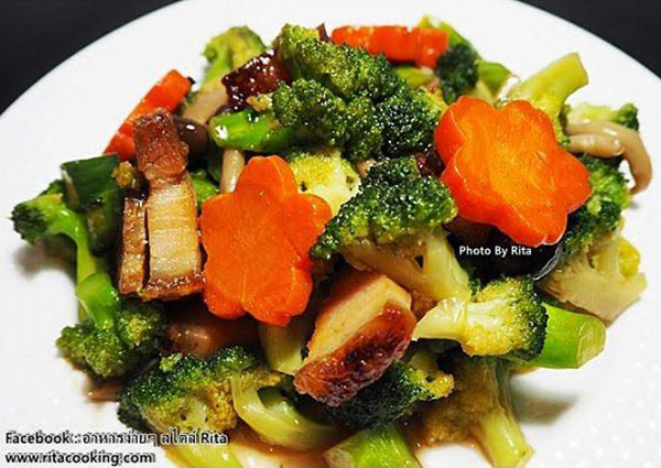 ผัดผักรวมหมูกรอบ ผัดผักรวมหมูกรอบ