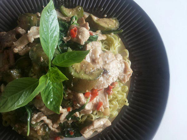 ผัดมะเขือยาวใบโหระพา ผัดมะเขือยาวใบโหระพา