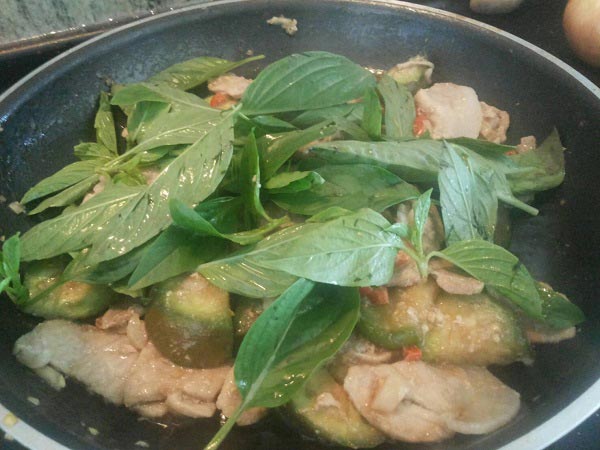 ผัดมะเขือยาวใบโหระพา ผัดมะเขือยาวใบโหระพา