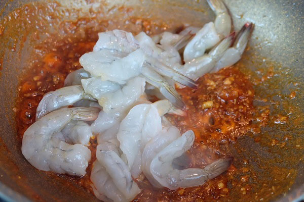 กุ้งกระเทียมพริกไทยราดข้าว กุ้งกระเทียมพริกไทยราดข้าว