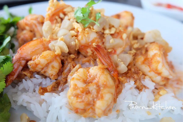 กุ้งกระเทียมพริกไทยราดข้าว กุ้งกระเทียมพริกไทยราดข้าว