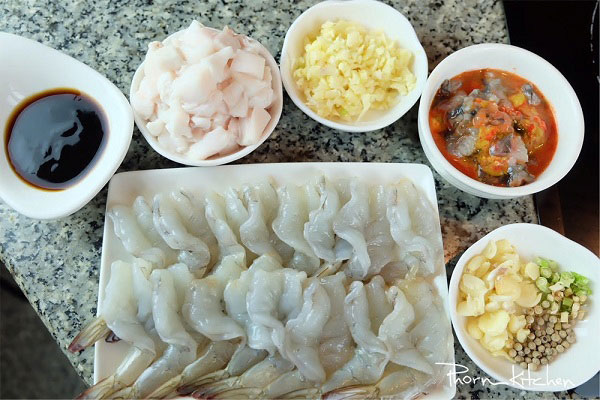 กุ้งกระเทียมพริกไทยราดข้าว กุ้งกระเทียมพริกไทยราดข้าว
