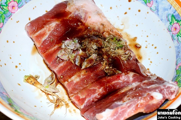 ซี่โครงหมูอ่อนย่างกระเทียม ซี่โครงหมูอ่อนย่างกระเทียม