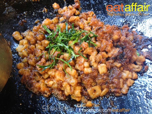 กากหมูผัดพริกขิงไข่เค็ม กากหมูผัดพริกขิงไข่เค็ม