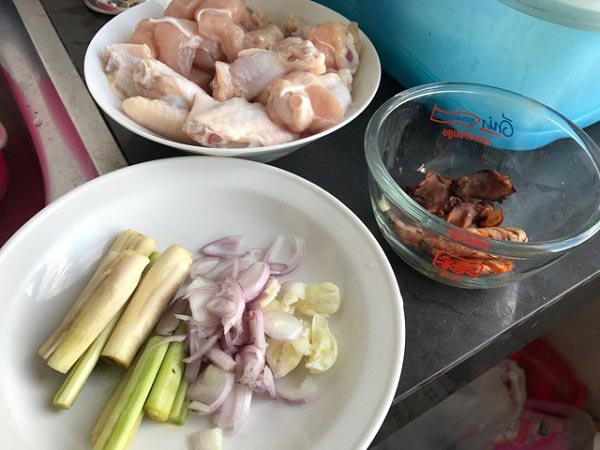 ไก่ต้มขมิ้น ไก่ต้มขมิ้น