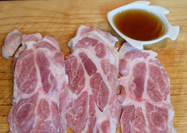 สันคอหมูทอดน้ำปลา สันคอหมูทอดน้ำปลา