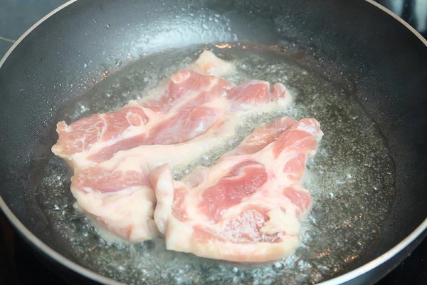 สันคอหมูทอดน้ำปลา สันคอหมูทอดน้ำปลา