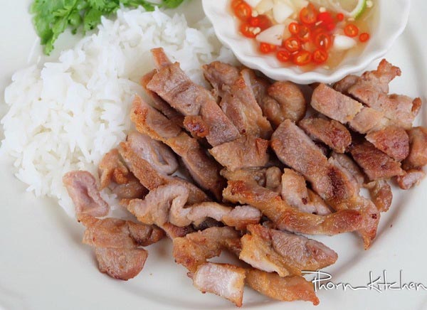 สันคอหมูทอดน้ำปลา สันคอหมูทอดน้ำปลา
