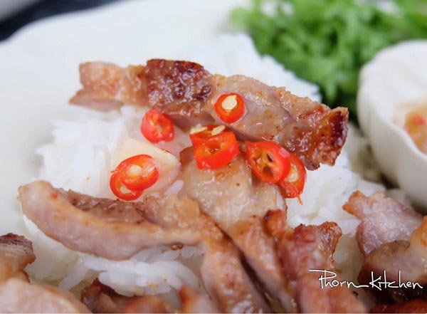 สันคอหมูทอดน้ำปลา สันคอหมูทอดน้ำปลา