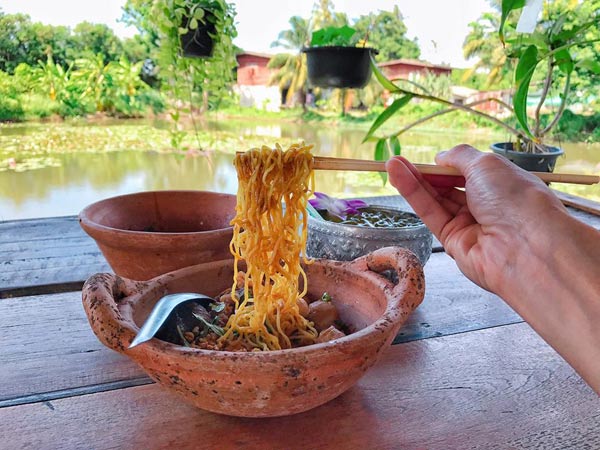 ร้านก๋วยเตี๋ยวริมน้ำ ร้านก๋วยเตี๋ยวริมน้ำ