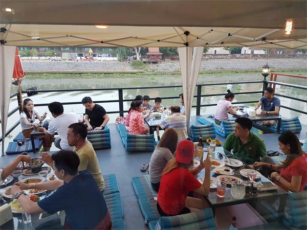 ร้านก๋วยเตี๋ยวริมน้ำ ร้านก๋วยเตี๋ยวริมน้ำ
