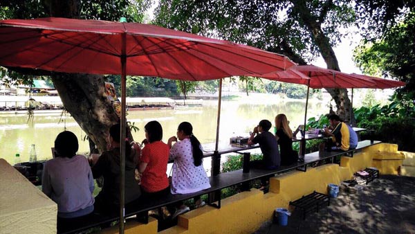ร้านก๋วยเตี๋ยวริมน้ำ ร้านก๋วยเตี๋ยวริมน้ำ