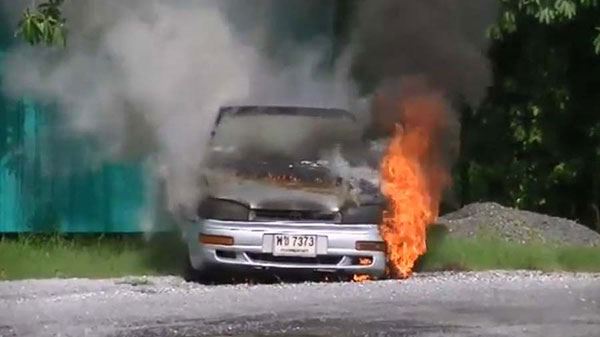ไฟไหม้รถยนต์ ต้องทำอย่างไร ไฟไหม้รถยนต์ ต้องทำอย่างไร