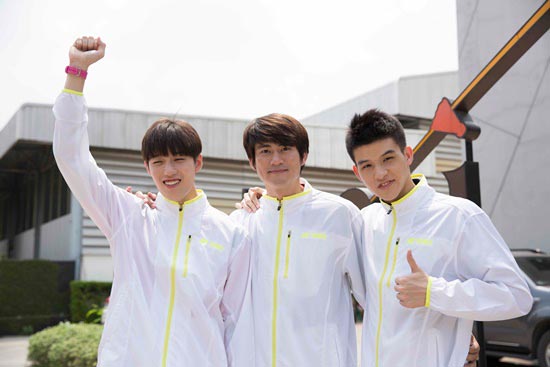 Side by Side พี่น้องลูกขนไก่ Side by Side พี่น้องลูกขนไก่