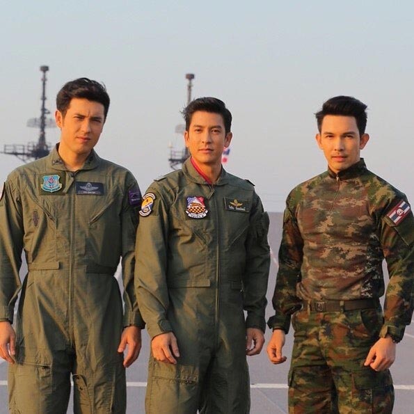 ดาราชายแต่งชุดเครื่องแบบ ดาราชายแต่งชุดเครื่องแบบ