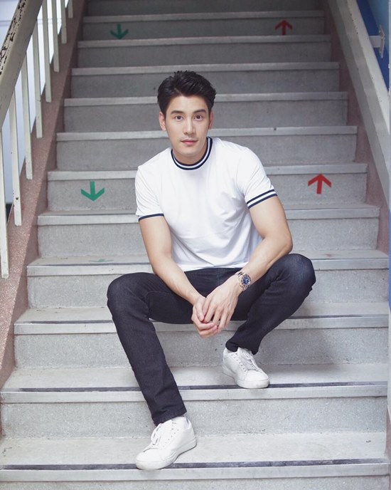 รองเท้าผ้าใบดารา รองเท้าผ้าใบดารา