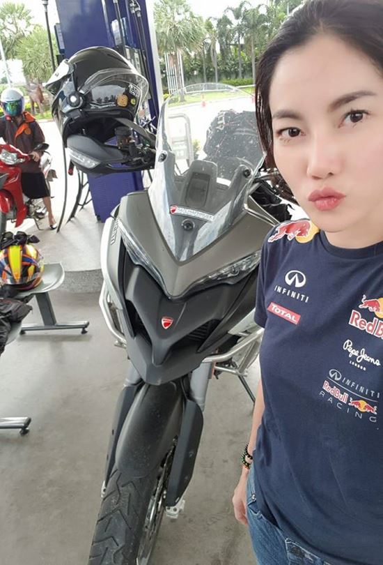 ไบค์เกอร์สาว ไบค์เกอร์สาว