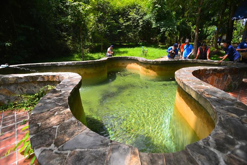 ที่เที่ยวเพชรบุรี น้ำพุร้อนหนองหญ้าปล้อง