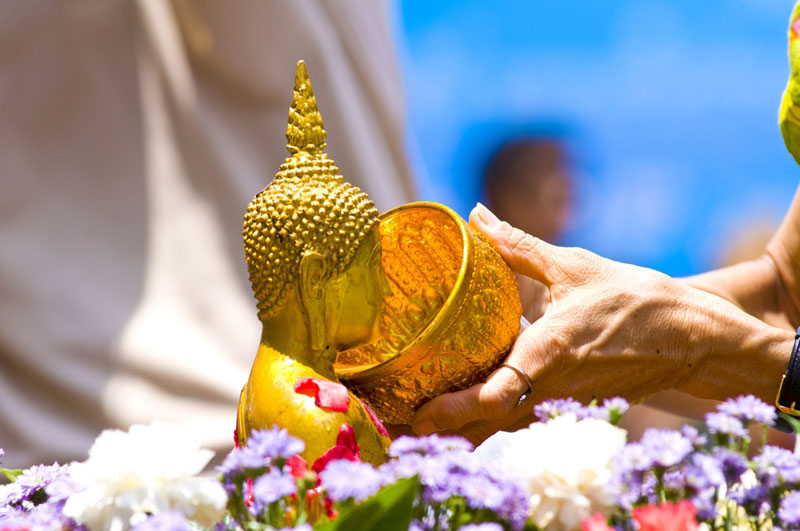 หมอช้าง แนะบทสวดสรงน้ำพระวันสงกรานต์ รับปีใหม่ไทย เสริมมงคลชีวิต หมอช้าง แนะบทสวดสรงน้ำพระวันสงกรานต์ รับปีใหม่ไทย เสริมมงคลชีวิต