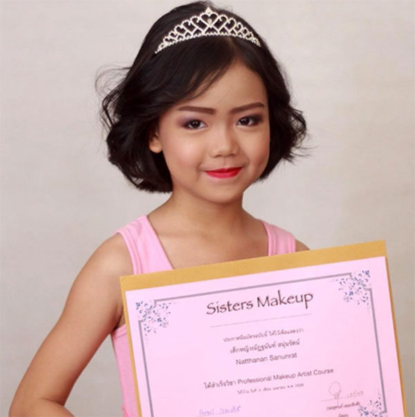 น้องแพรพาเพลิน ผงาดเวทีโลก เป็นเมคอัพบนรันเวย์ London Fashion Week 2018 น้องแพรพาเพลิน ผงาดเวทีโลก เป็นเมคอัพบนรันเวย์ London Fashion Week 2018