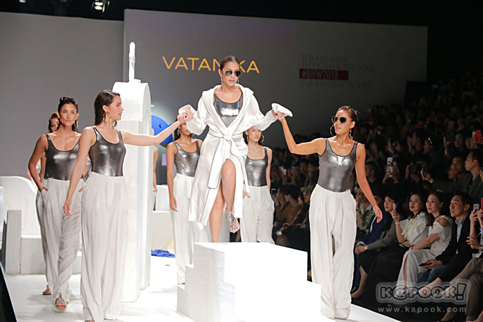 วุ้นเส้น-คริส แท็กทีม ส่งกำลังใจให้ เจนี่ เดินแบบงาน BIFW 2018 วุ้นเส้น-คริส แท็กทีม ส่งกำลังใจให้ เจนี่ เดินแบบงาน BIFW 2018