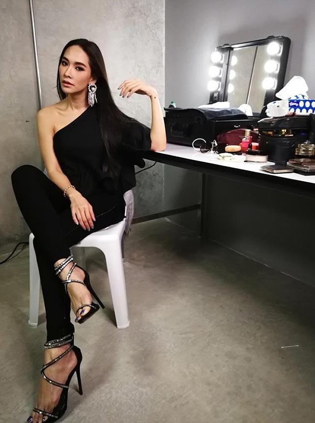 รองเท้าส้นสูง รองเท้าส้นสูง