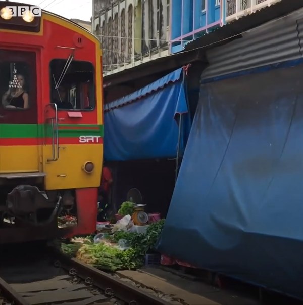 ตลาดร่มหุบ ตลาดร่มหุบ