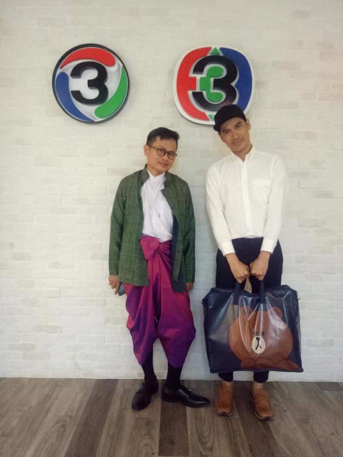 ดร.สุรัตน์ จงดา โพสต์ทวงค่าชุดไทยจาก ช่อง 3 ดร.สุรัตน์ จงดา โพสต์ทวงค่าชุดไทยจาก ช่อง 3