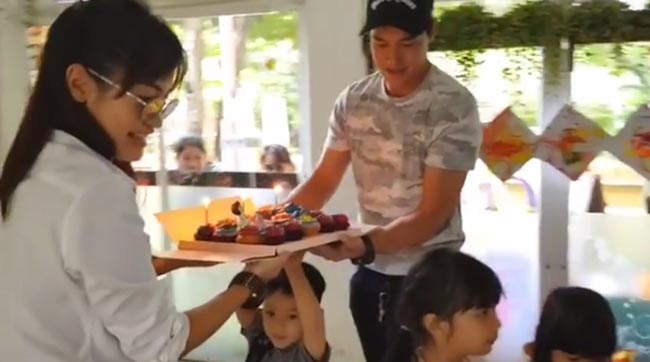 พลอย ปีเตอร์ พลอย ปีเตอร์