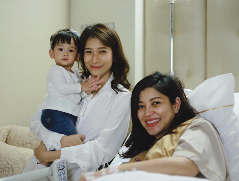 เอมมี่ มรกต คลอดลูก เอมมี่ มรกต คลอดลูก