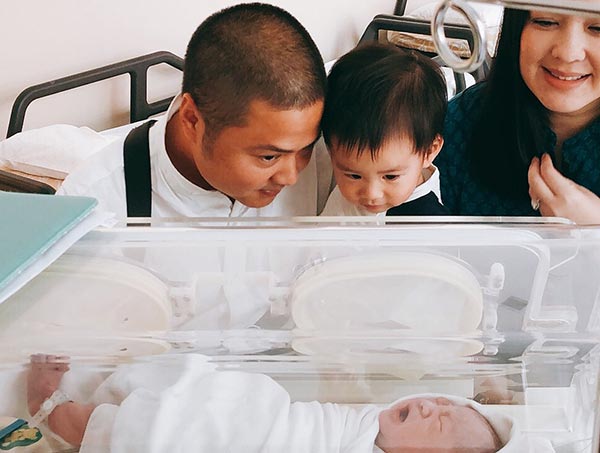 เพชร นาระคลอดลูกคนที่ 2 เพชร นาระคลอดลูกคนที่ 2