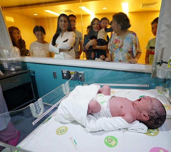 เพชร นาระคลอดลูกคนที่ 2 เพชร นาระคลอดลูกคนที่ 2
