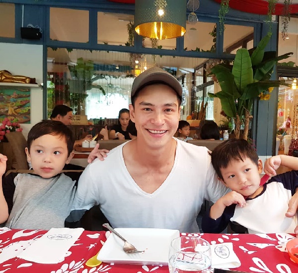 พลอย ปีเตอร์ พลอย ปีเตอร์