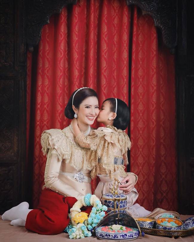 แอฟ ทักษอร - น้องปีใหม่ แอฟ ทักษอร - น้องปีใหม่